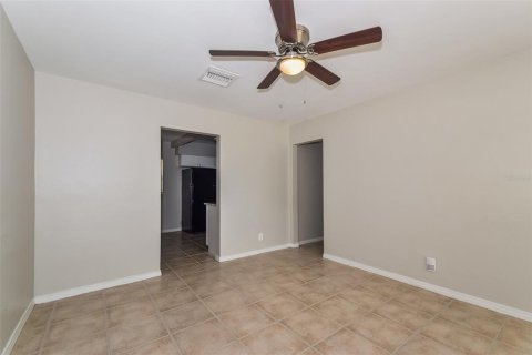 House in Tampa, Florida 4 bedrooms, 110.65 sq.m. № 1651532 - photo 6