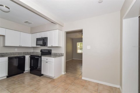 House in Tampa, Florida 4 bedrooms, 110.65 sq.m. № 1651532 - photo 7