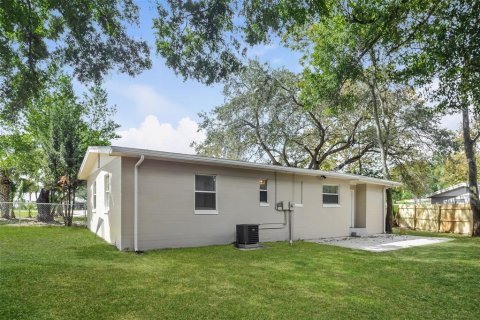 House in Tampa, Florida 4 bedrooms, 110.65 sq.m. № 1651532 - photo 15