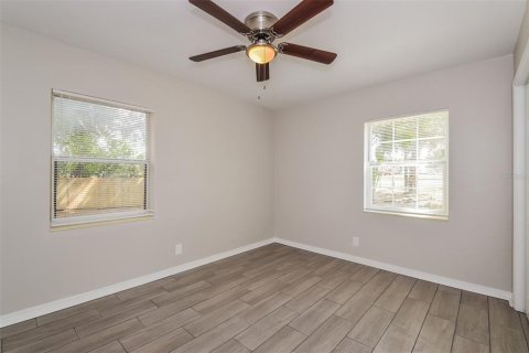 House in Tampa, Florida 4 bedrooms, 110.65 sq.m. № 1651532 - photo 8