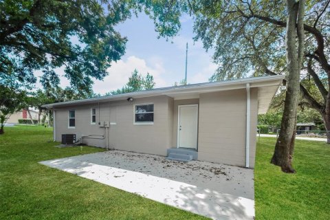 House in Tampa, Florida 4 bedrooms, 110.65 sq.m. № 1651532 - photo 16