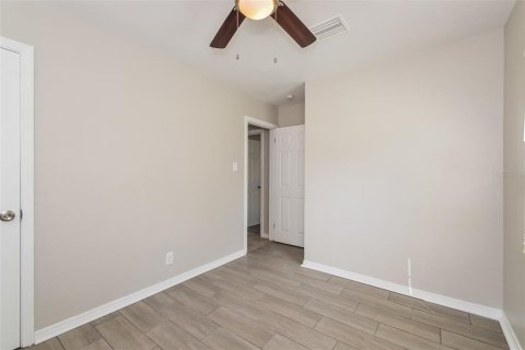 House in Tampa, Florida 4 bedrooms, 110.65 sq.m. № 1651532 - photo 12