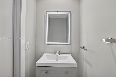 Condo in Miami Beach, Florida, 2 bedrooms № 2081312 - photo 21