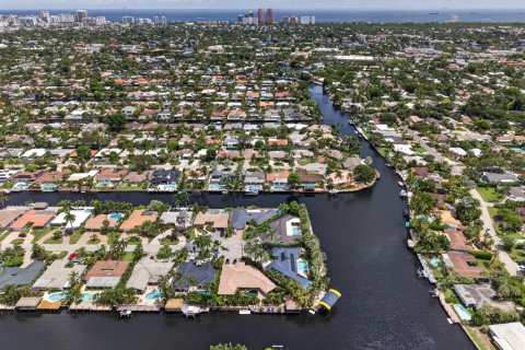 House in Wilton Manors, Florida 3 bedrooms, 230.21 sq.m. № 2370368 - photo 5