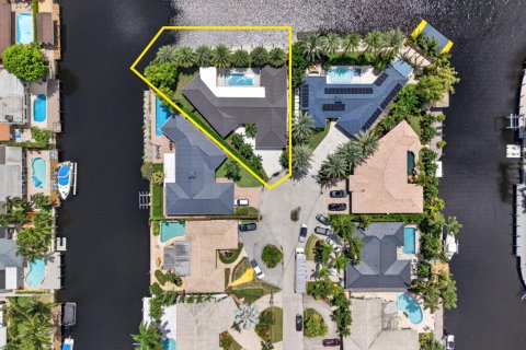 House in Wilton Manors, Florida 3 bedrooms, 230.21 sq.m. № 2370368