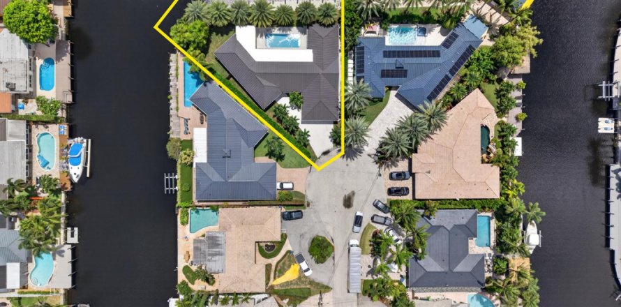 House in Wilton Manors, Florida 3 bedrooms, 230.21 sq.m. № 2370368