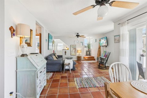 Villa ou maison à vendre à Treasure Island, Floride: 2 chambres, 150.59 m2 № 2275565 - photo 9