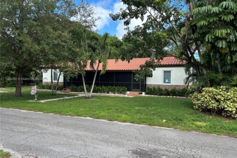 Propiedad comercial en venta en Biscayne Park, Florida, 144.74 m2 № 1945933 - foto 2