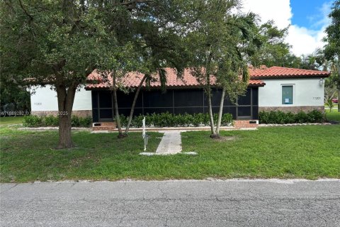 Propiedad comercial en venta en Biscayne Park, Florida, 144.74 m2 № 1945933 - foto 1