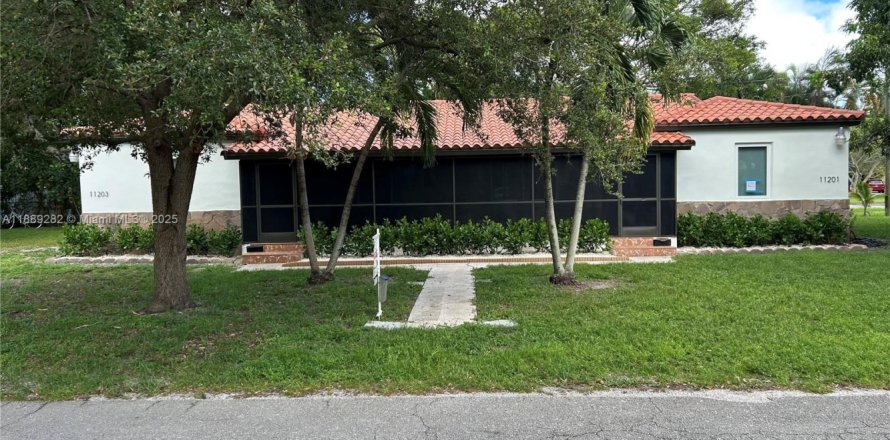 Propiedad comercial en Biscayne Park, Florida 144.74 m2 № 1945933