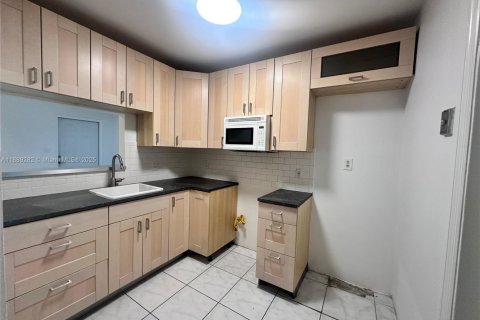 Propiedad comercial en venta en Biscayne Park, Florida, 144.74 m2 № 1945933 - foto 9