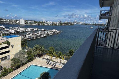 Copropriété à louer à North Bay Village, Floride: 1 chambre, 68.28 m2 № 2390726 - photo 13