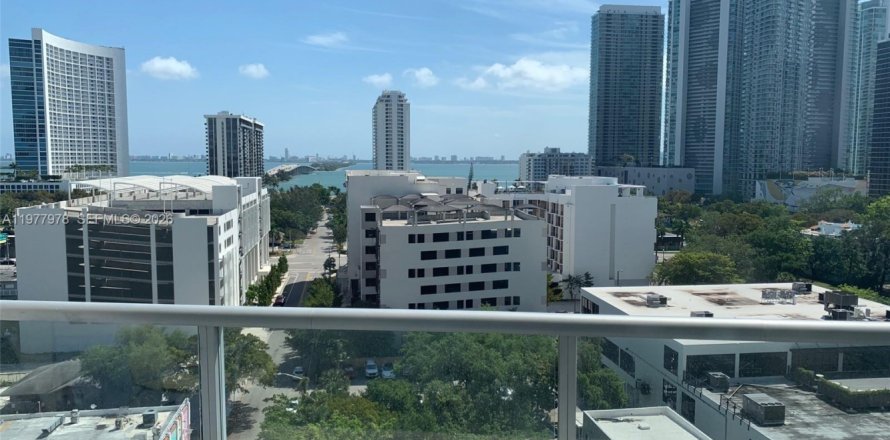 Condominio en Miami, Florida, 2 dormitorios  № 2043963