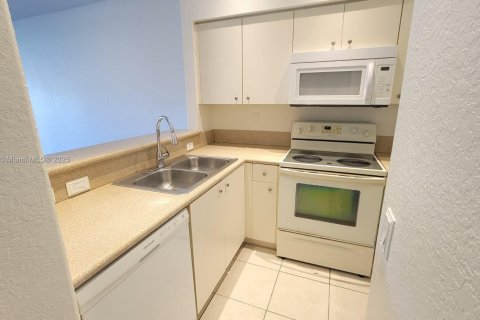 Touwnhouse à vendre à Miramar, Floride: 2 chambres, 96.34 m2 № 2013001 - photo 2