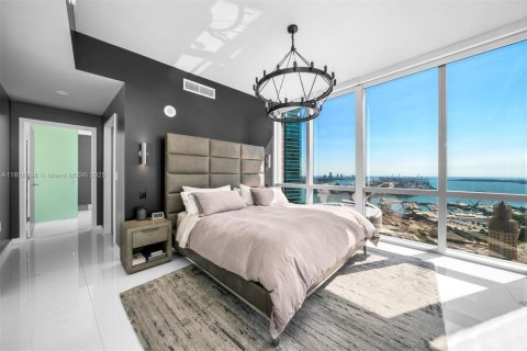 Condo in Miami, Florida, 3 bedrooms  № 1887527 - photo 1