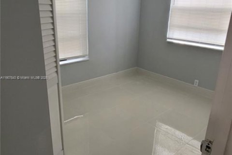 Propiedad comercial en venta en Miami, Florida, 159.7 m2 № 1965722 - foto 12