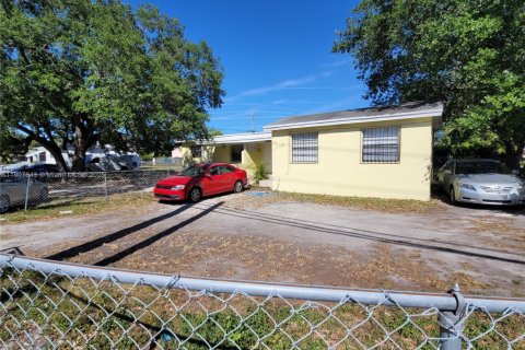 Propiedad comercial en venta en Miami, Florida, 159.7 m2 № 1965722 - foto 3