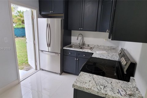 Propiedad comercial en venta en Miami, Florida, 159.7 m2 № 1965722 - foto 8