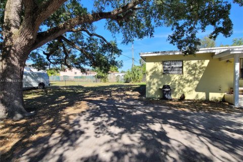 Propiedad comercial en venta en Miami, Florida, 159.7 m2 № 1965722 - foto 4