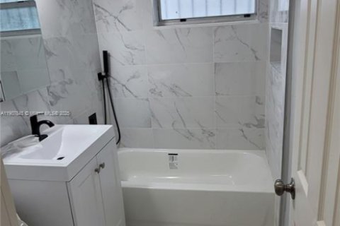 Propiedad comercial en venta en Miami, Florida, 159.7 m2 № 1965722 - foto 16