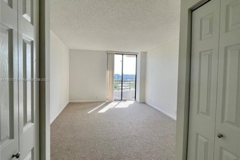 Condominio en alquiler en Aventura, Florida, 2 dormitorios, 120.96 m2 № 1933723 - foto 10