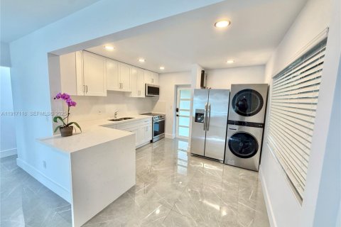 House in Fort Lauderdale, Florida 2 bedrooms, 88.07 sq.m. № 2076911 - photo 4