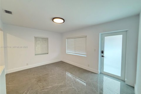 House in Fort Lauderdale, Florida 2 bedrooms, 88.07 sq.m. № 2076911 - photo 5