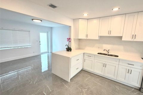 House in Fort Lauderdale, Florida 2 bedrooms, 88.07 sq.m. № 2076911 - photo 3