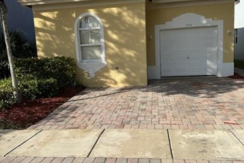 House in Homestead, Florida 4 bedrooms, 117.06 sq.m. № 2193063