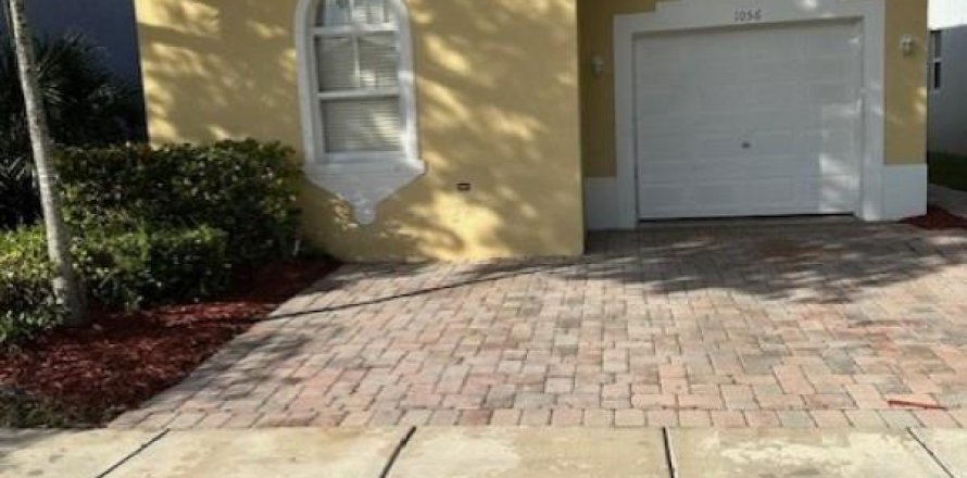 House in Homestead, Florida 4 bedrooms, 117.06 sq.m. № 2193063