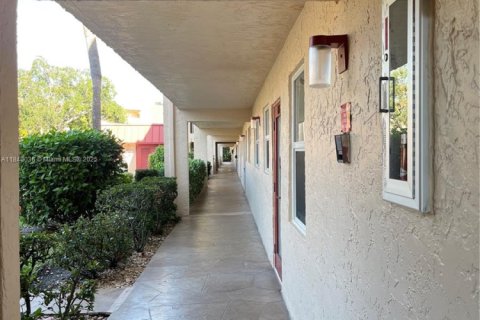Condo in Margate, Florida, 2 bedrooms  № 1830710 - photo 11