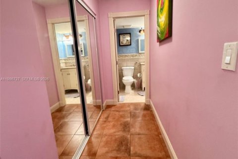 Condo in Fort Lauderdale, Florida, 2 bedrooms  № 2255150 - photo 20