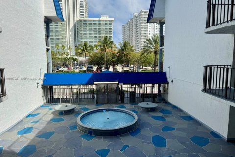 Condo in Fort Lauderdale, Florida, 2 bedrooms  № 2255150 - photo 25