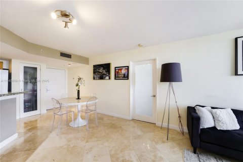 Copropriété à vendre à Miami Beach, Floride: 2 chambres, 117.99 m2 № 1812285 - photo 7