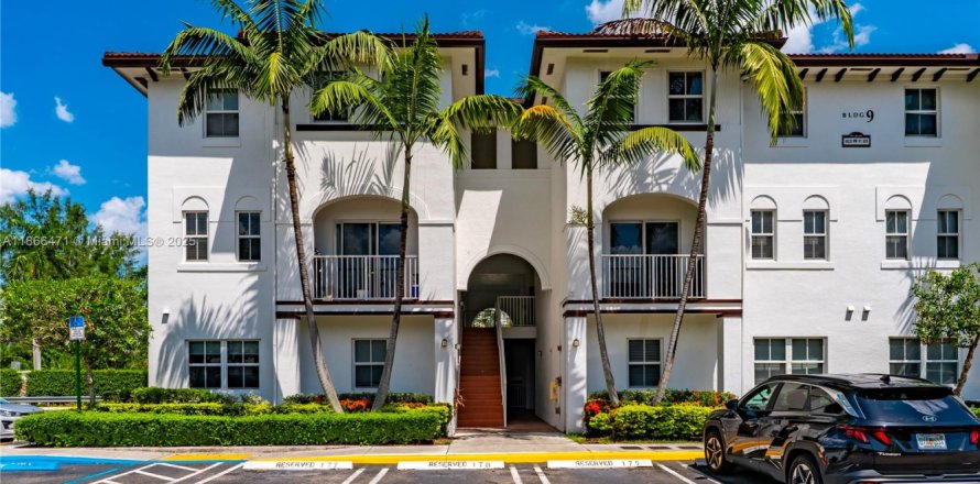 Townhouse in Doral, Florida 3 bedrooms, 126.72 sq.m. № 1895735
