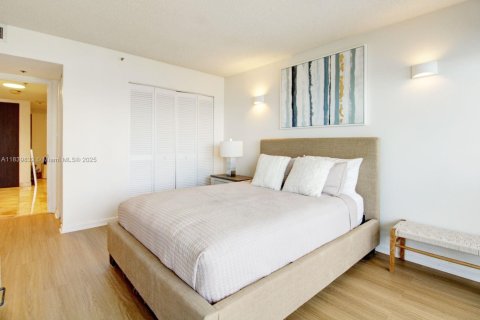 Condo in Miami, Florida, 2 bedrooms  № 1832307 - photo 17