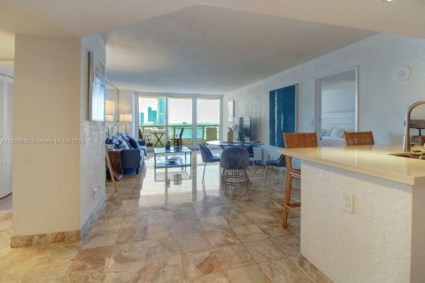 Condo in Miami, Florida, 2 bedrooms  № 1832307 - photo 7