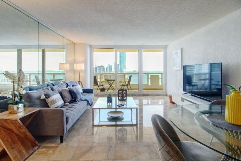 Condo in Miami, Florida, 2 bedrooms  № 1832307 - photo 4