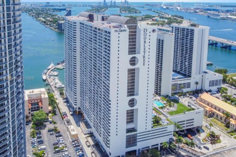 Condo in Miami, Florida, 2 bedrooms  № 1832307 - photo 1