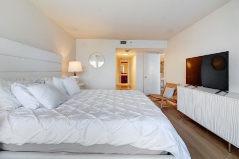 Condo in Miami, Florida, 2 bedrooms  № 1832307 - photo 14