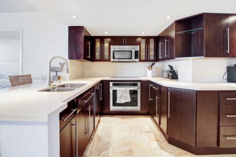 Condo in Miami, Florida, 2 bedrooms  № 1832307 - photo 10