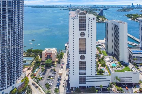 Condo in Miami, Florida, 2 bedrooms  № 1832307 - photo 2