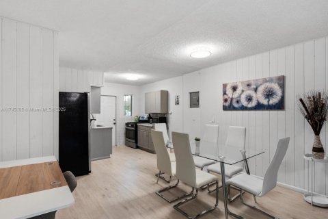 Commercial property in Bay Harbor Islands, Florida № 1859608 - photo 9