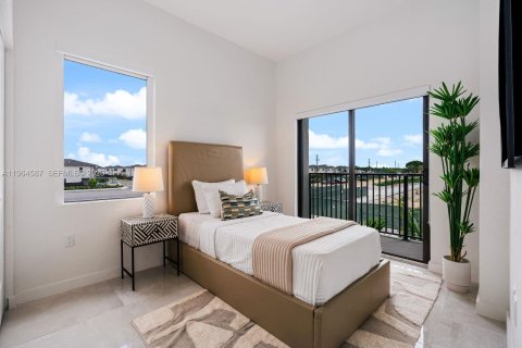 Townhouse in Florida City, Florida 4 bedrooms № 2032476 - photo 13