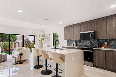 Townhouse in Florida City, Florida 4 bedrooms № 2032476 - photo 2