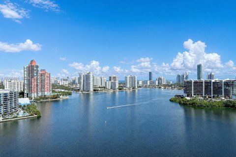 Condominio en venta en Aventura, Florida, 3 dormitorios, 304.16 m2 № 2089952 - foto 2