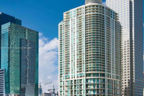 Condo in Miami, Florida, 1 bedroom  № 1890317 - photo 1