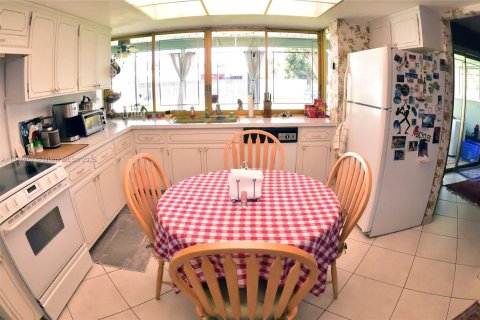 Villa ou maison à vendre à Hollywood, Floride: 3 chambres, 162.76 m2 № 1957660 - photo 11