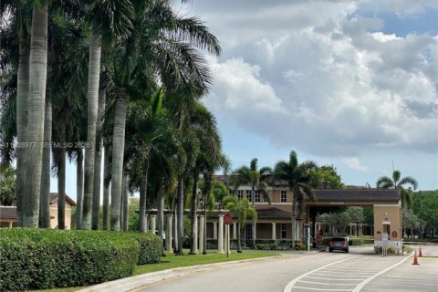 Copropriété à louer à Pembroke Pines, Floride: 2 chambres, 97.36 m2 № 1997368 - photo 2