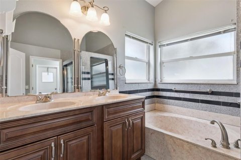 House in Orlando, Florida 4 bedrooms, 231.05 sq.m. № 2152297 - photo 23